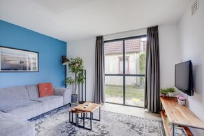 TV, fireplace, ping pong