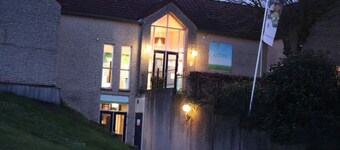 Comfortable 6p vacation home with charging station