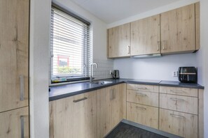 Kühlschrank, Mikrowelle, Geschirrspüler, Toaster