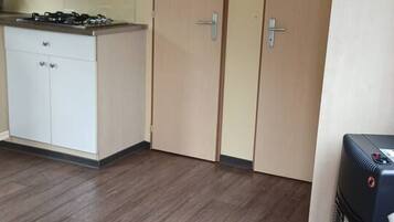 Refrigerador, parrilla de estufa y cafetera y tetera