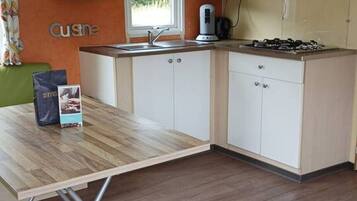 Fridge, stovetop, coffee/tea maker, cookware/dishes/utensils