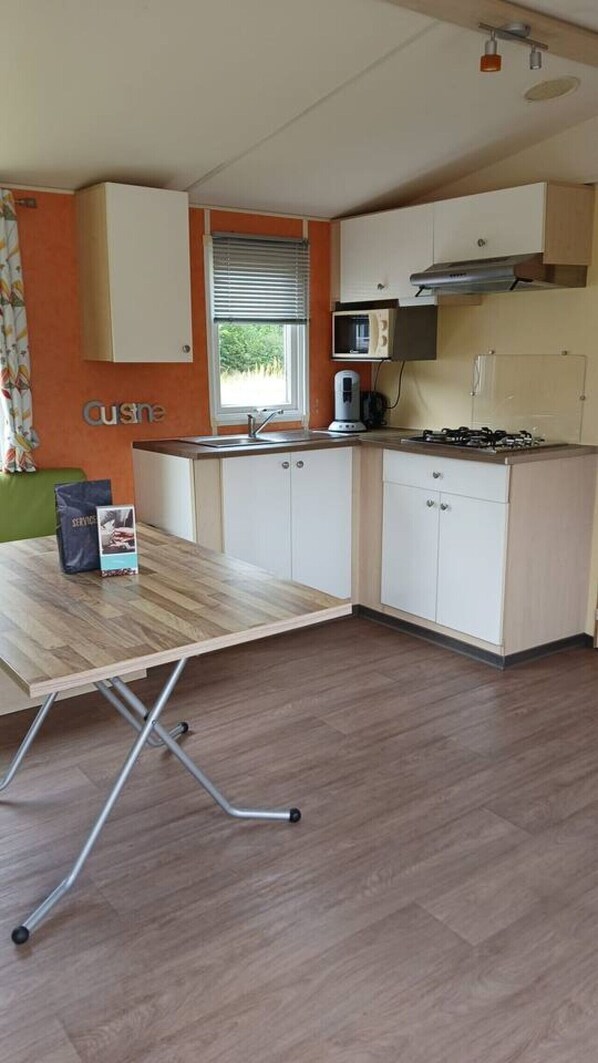 Réfrigérateur, plaque de cuisson, cafetière/bouilloire