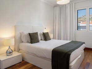 3 chambres, fer et planche à repasser, Wi-Fi, draps fournis