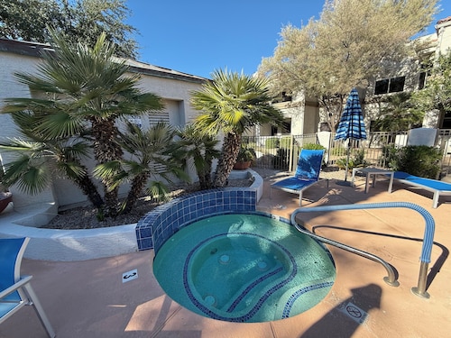 Luxurious Condo 2BD/2BA w/ Pool, Gym, and Sauna