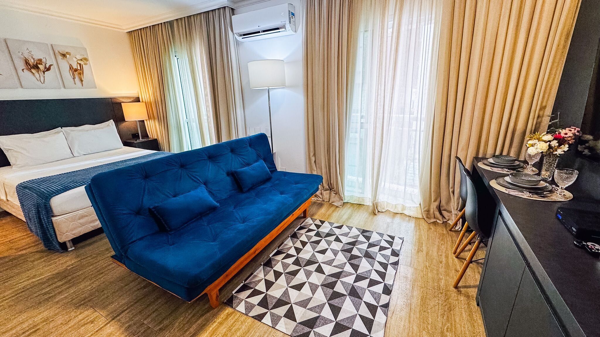 ملاءات للفراش لا تسبب الحساسية ومكتب ومساحة عمل للكمبيوتر المحمول