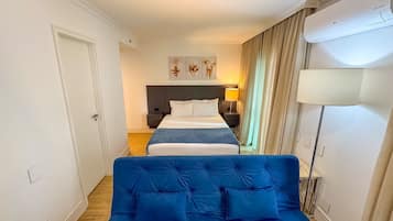 Deluxe Suite | Hypo-allergenic bedding, desk, laptop workspace, blackout drapes