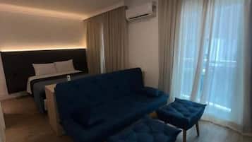 Deluxe Suite | Hypo-allergenic bedding, desk, laptop workspace, blackout drapes