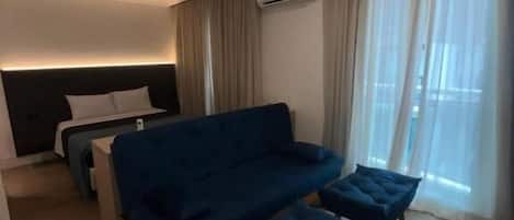 Deluxe Suite | Hypo-allergenic bedding, desk, laptop workspace, blackout drapes