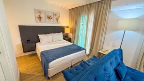 Suite Deluxe | Ropa de cama hipoalergénica y escritorio