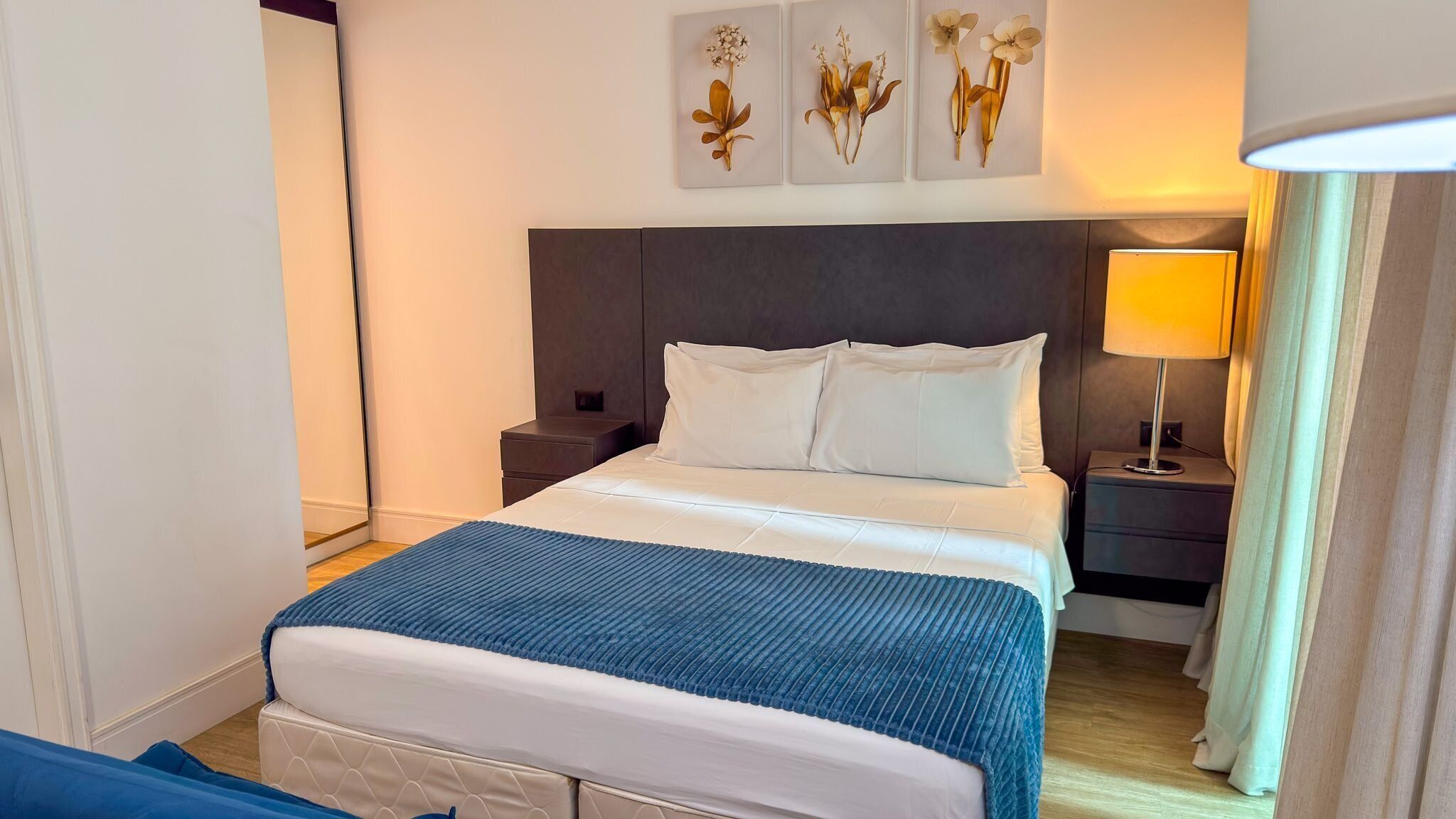 Suíte luxo | Roupas de cama antialérgicas, escrivaninha