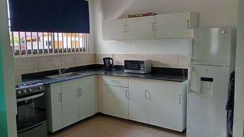 Refrigerador, microondas, horno y utensilios de cocina