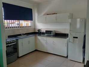 Kühlschrank, Mikrowelle, Ofen, Kochgeschirr/Geschirr/Besteck