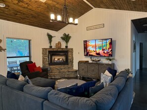 Smart TV, chimenea, futbolito y libros 