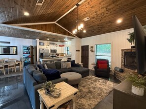 スマートテレビ、暖炉、書庫