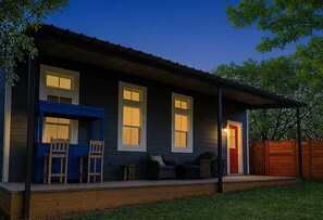 Terrace/patio - Main St. Retreat 2 Homes On 1.2 Acres, Sleeps 12 (Fredericksburg)