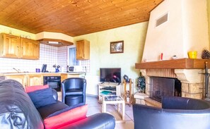 Una televisión, una chimenea