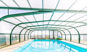 Indoor pool, a heated pool - Gîte le Petit Sableau (MARANS)