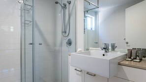 Dusche, Haartrockner, HandtĂŒcher