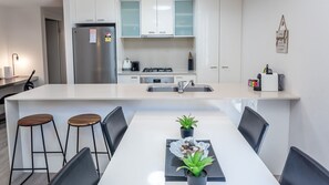 冷蔵庫、電子レンジ、オーブン、コンロ