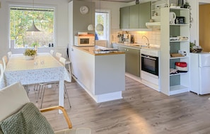 Fridge, stovetop, coffee/tea maker