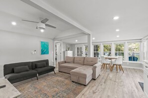 TV - Easygoing Lakeside Stay | Plymouth, MA (Plymouth)