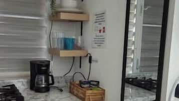 Refrigerador, microondas, parrilla de estufa y cafetera y tetera