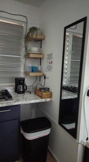 Refrigerador, microondas, parrilla de estufa y cafetera y tetera 