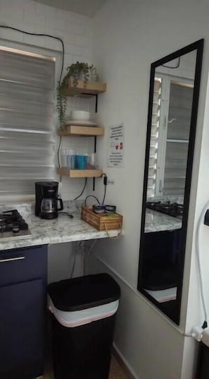 Refrigerador, microondas, parrilla de estufa y cafetera y tetera