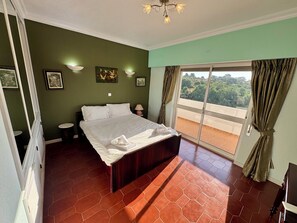 6 bedrooms, iron/ironing board, WiFi, bed sheets