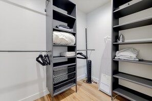 Superior-Apartment, 3 Schlafzimmer, Haustiere gestattet, Stadtblick | Schrank