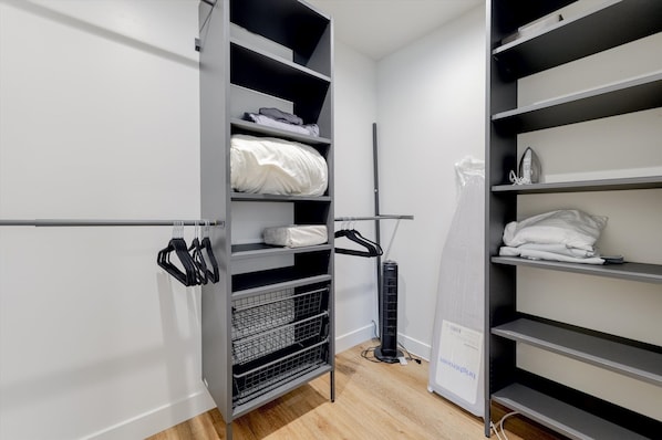 Superior Apartment, 3 Bedrooms, Pets Allowed, City View | Wardrobe