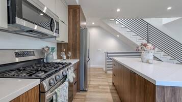 Superior-Apartment, 3 Schlafzimmer, Haustiere gestattet, Stadtblick | Eigene Küche | Großer Kühlschrank, Mikrowelle, Ofen, Herdplatte