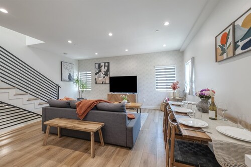 L.A Haven Georgous Townhome Garage Park