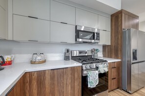 Superior Apartment, 3 Bedrooms, Pets Allowed, City View | Private kitchen | Full-size fridge, microwave, oven, stovetop