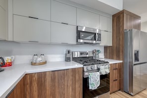 Superior Apartment, 3 Bedrooms, Pets Allowed, City View | Private kitchen | Full-size fridge, microwave, oven, stovetop