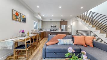 Superior-Apartment, 3 Schlafzimmer, Haustiere gestattet, Stadtblick | Wohnbereich