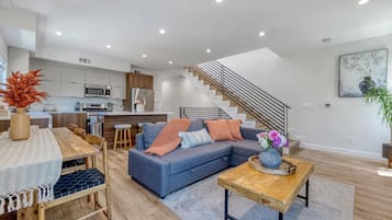 Superior Apartment, 3 Bedrooms, Pets Allowed, City View | Living room