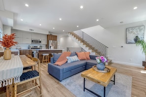 Superior Apartment, 3 Bedrooms, Pets allowed, City View | Living room