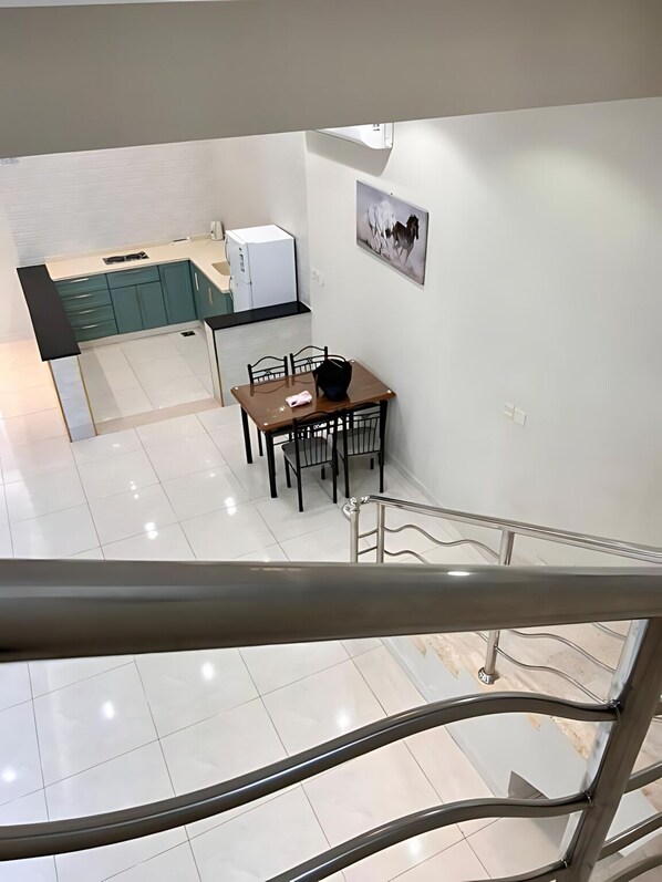 Vila, 2 quartos, piscina particular | Cozinha privada | Geladeira, cooktop, chaleira elétrica, produtos de limpeza