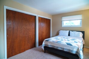3 habitaciones, tabla de planchar con plancha, wifi y ropa de cama