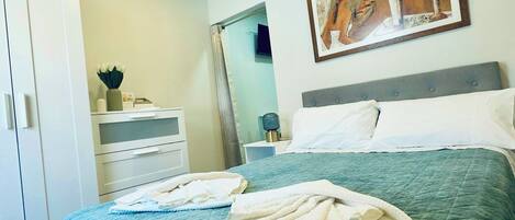 1 dormitori, planxa i posts de planxar, wifi i roba de llit