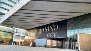 Ein modernes Gebäude mit einer großen Schrifttafel, auf der "CASINO TROIA" steht.