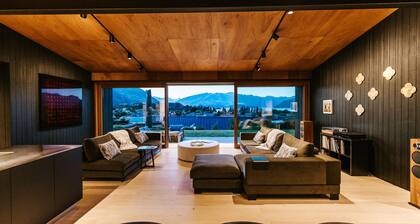 The Brick House - Lake Views - Sleeps 10