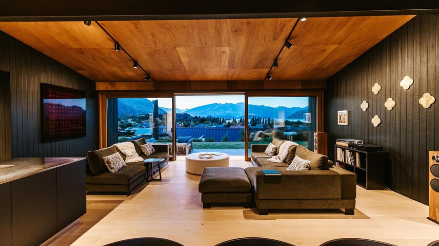 The Brick House - Lake Views - Sleeps 10