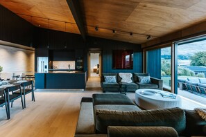 Luxury House, Lake View | Living area