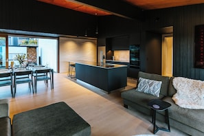 Private kitchen - The Brick House - Lake Views - Sleeps 10 (Wānaka)