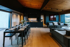 Luxury House, Lake View | In-room dining