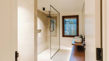 Luxury House, Lake View | Bathroom | Combined shower/bathtub, hair dryer, towels, soap