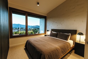 Free WiFi - The Brick House - Lake Views - Sleeps 10 (Wānaka)