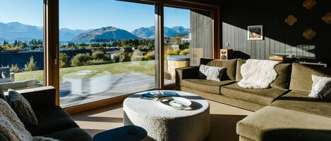 Luxury House, Lake View | Living area